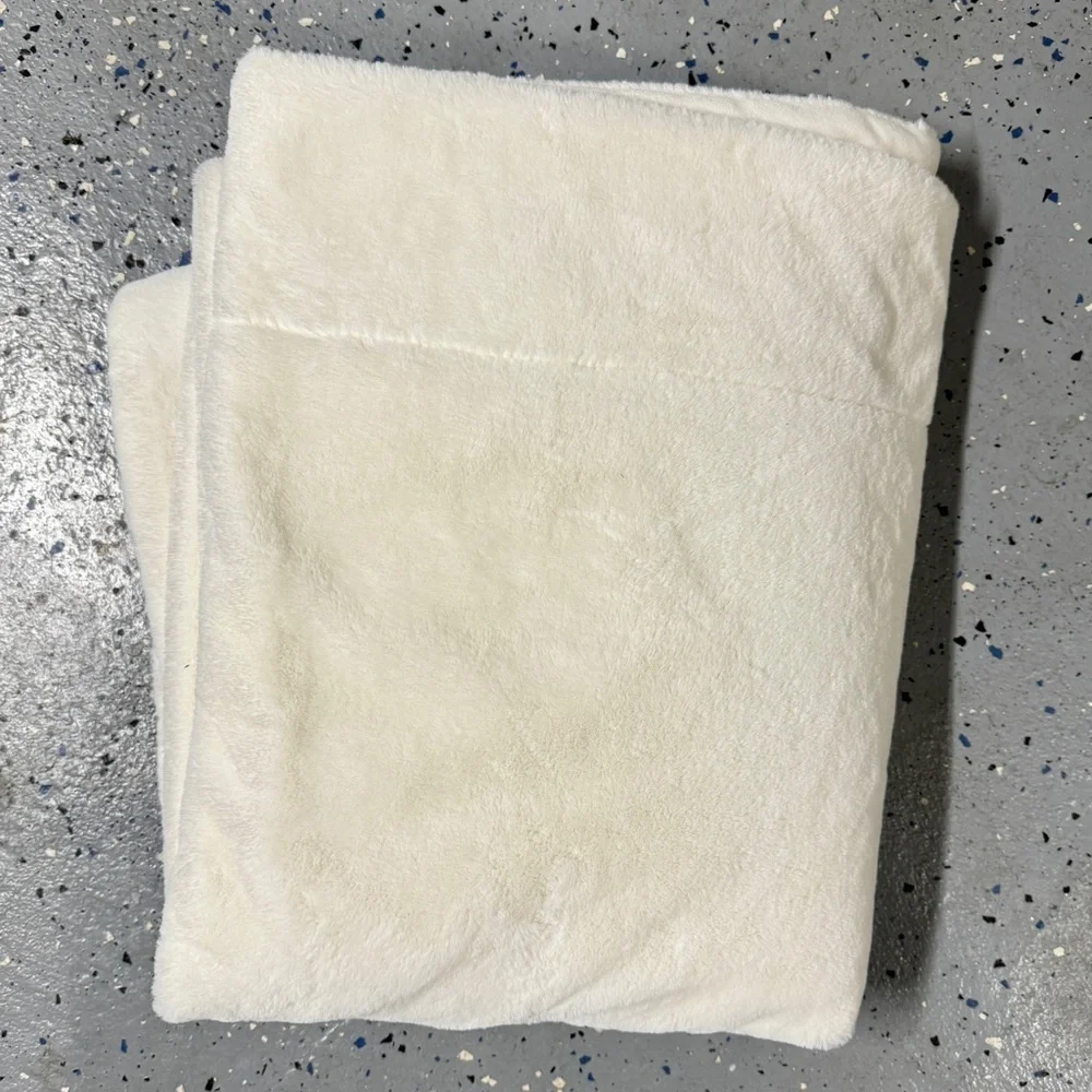 White Fleece Throw Blanket